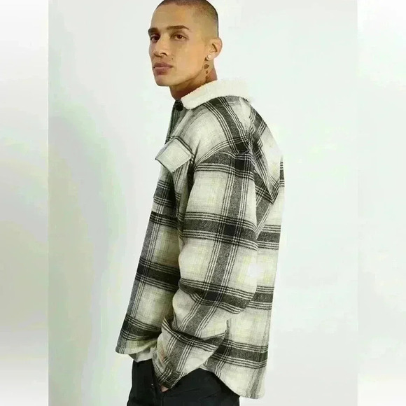 NWT PacSun Sherpa Plaid Jacket Coat Button Up Soft Oversized Men’s Size Small - Picture 2 of 10